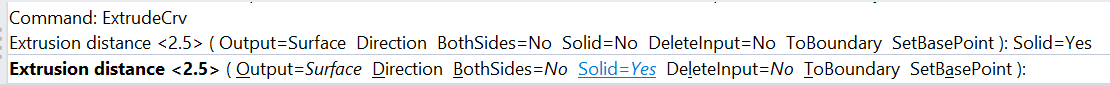 Tres renglones de la línea de órdenes de Rhino: «Command:
                ExtrudeCrv»; debajo, «Extrusion distance <2.5> ( Output=Surface
                Direction BothSides=No Solid=No DeleteInput=No ToBoundary
                SetBasePoint ): Solid=Yes»; y en el último, la misma línea ya con
                Solid=Yes subrayado en azul.