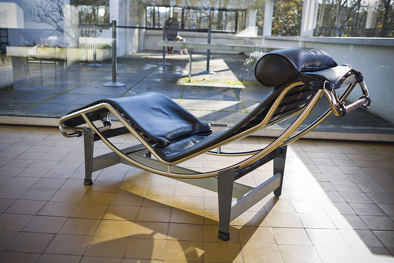 La chaise longue LC4 de Le Corbusier, Charlotte Perriand y
                    Pierre Jeanneret, de tubo cromado y cuero negro, en la
                    terraza de la Villa Savoye.