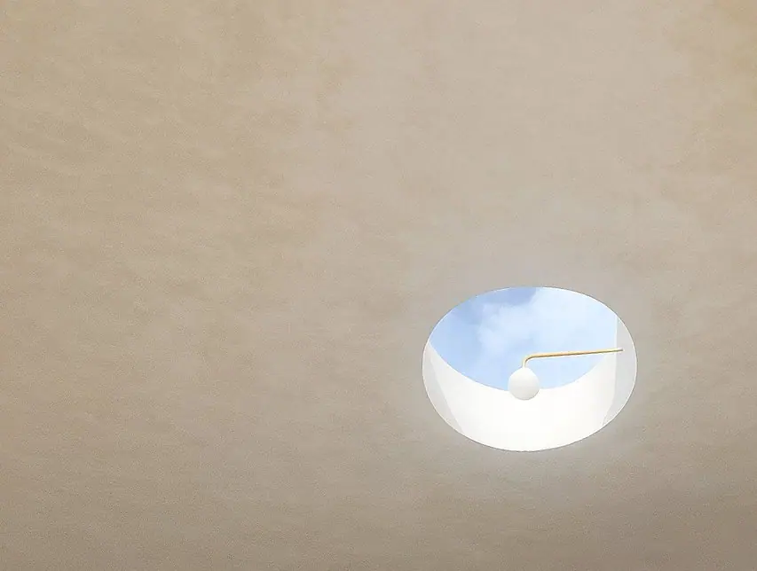 El lucernario redondo de Areté Macher, con la luz entrando en la casa