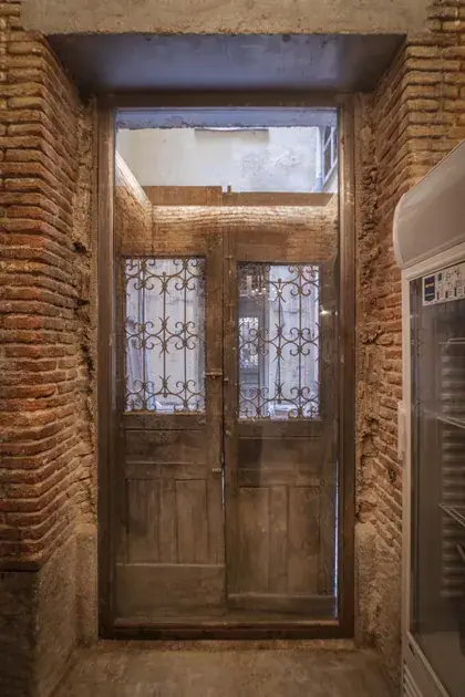 La puerta original de madera de Cooking, conservada